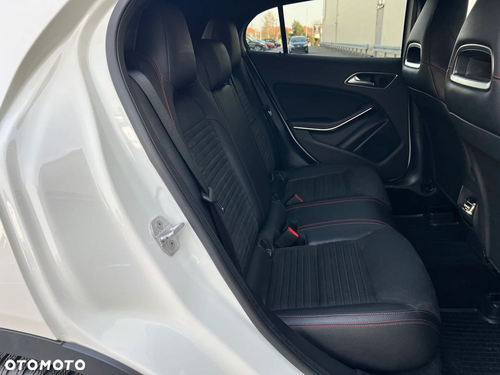Mercedes-Benz GLA 200 7G-DCT AMG Line - 14