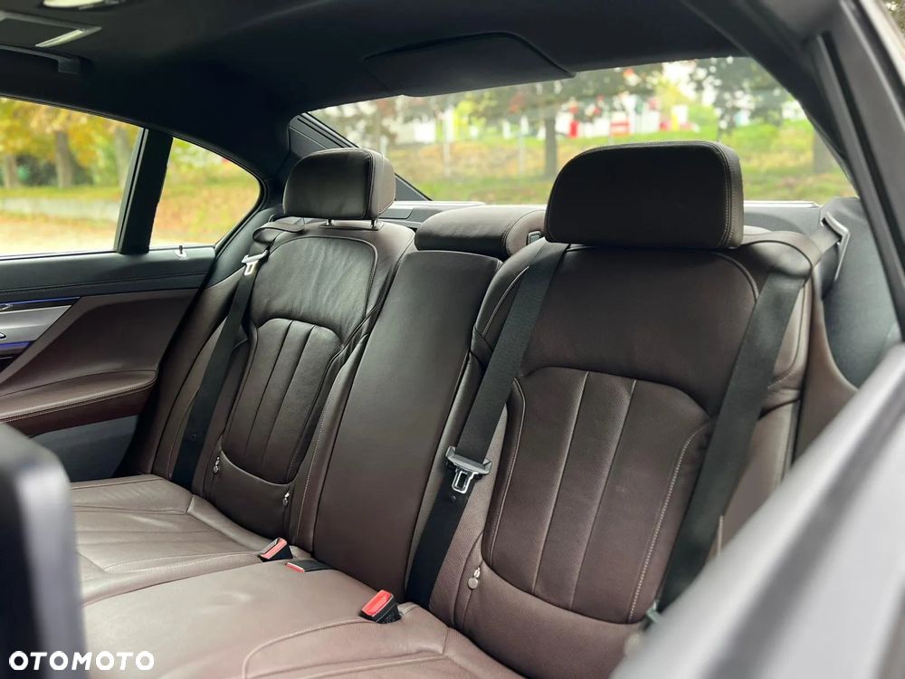 BMW Seria 7 750Li xDrive - 26