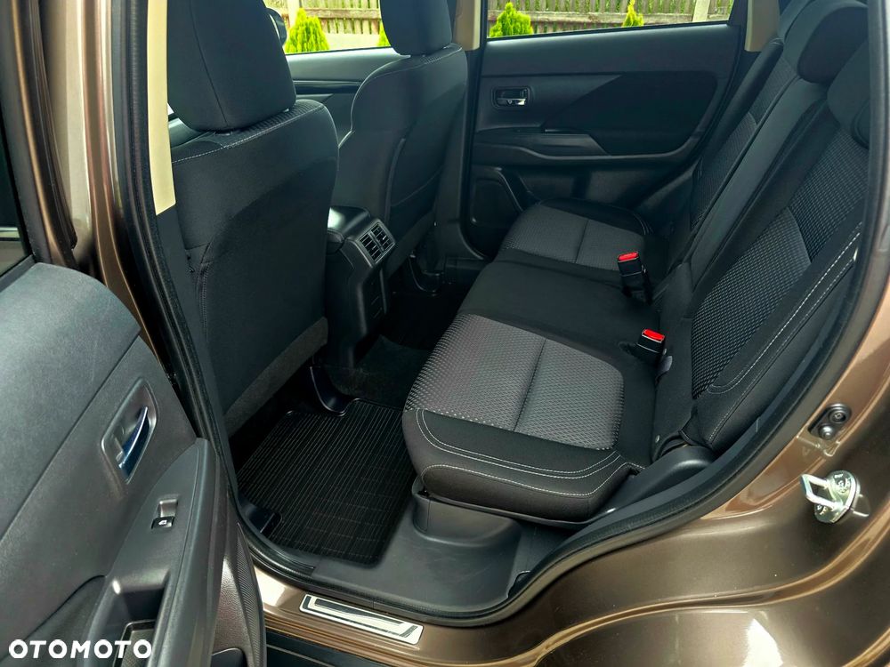 Mitsubishi Outlander 2.0 Instyle + 4WD CVT - 21