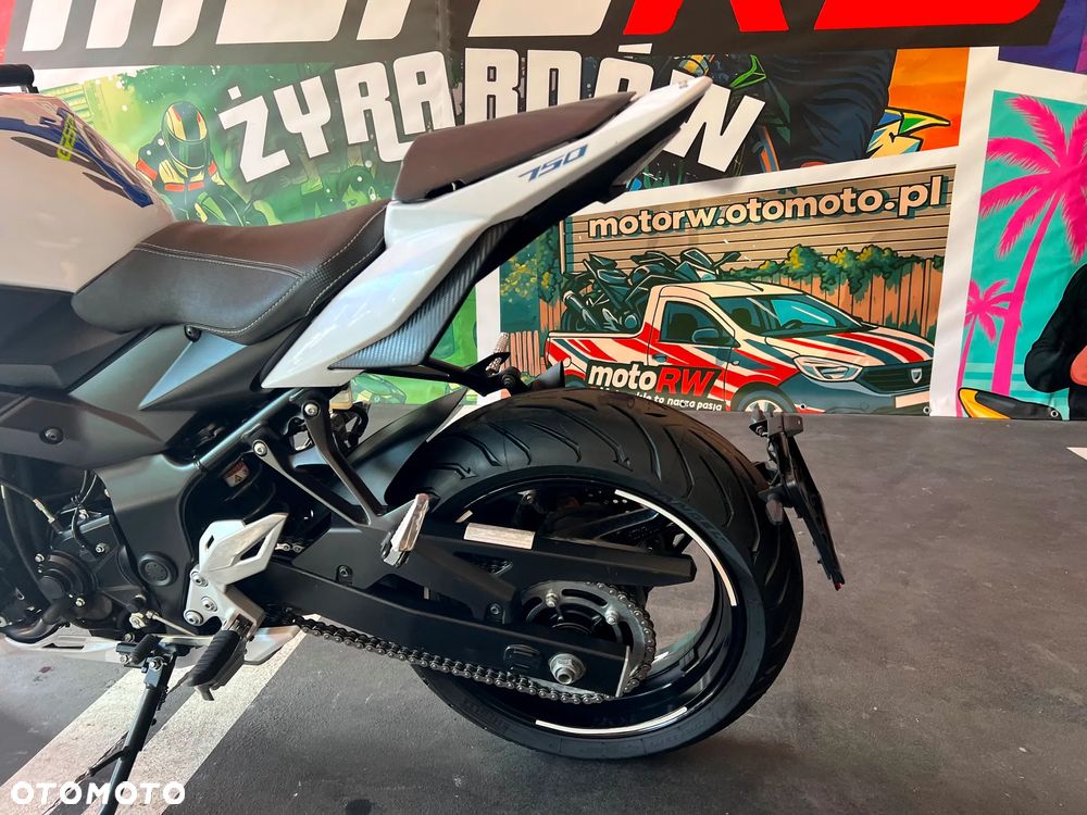 Suzuki GSR - 16