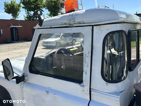 Land Rover Defender - 12