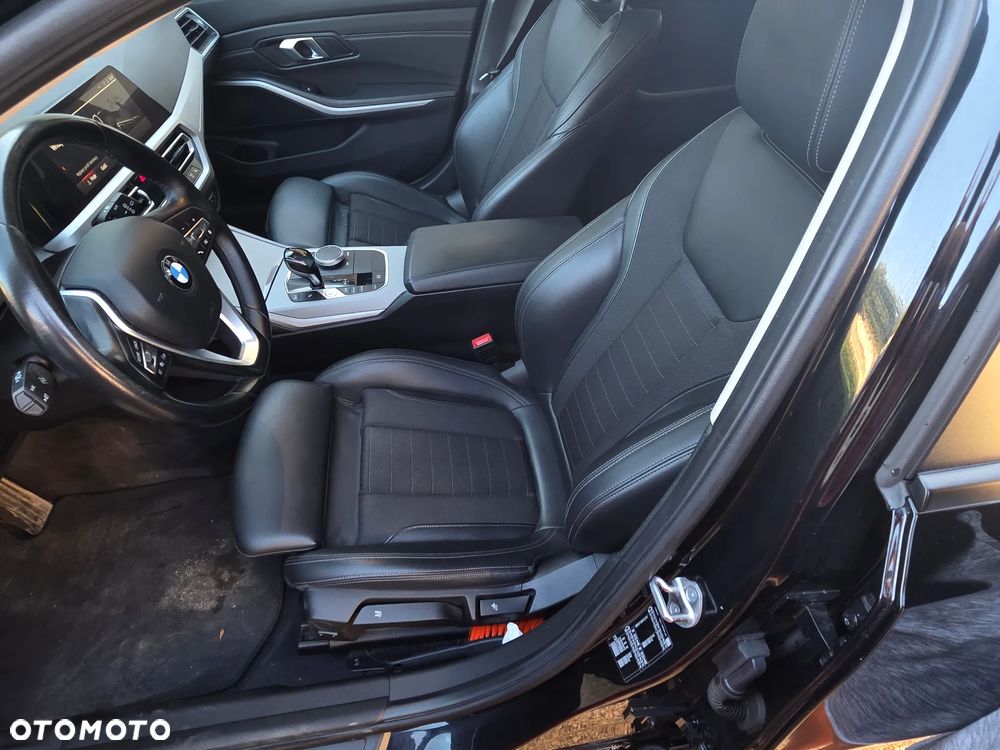 BMW Seria 3 318d mHEV - 31
