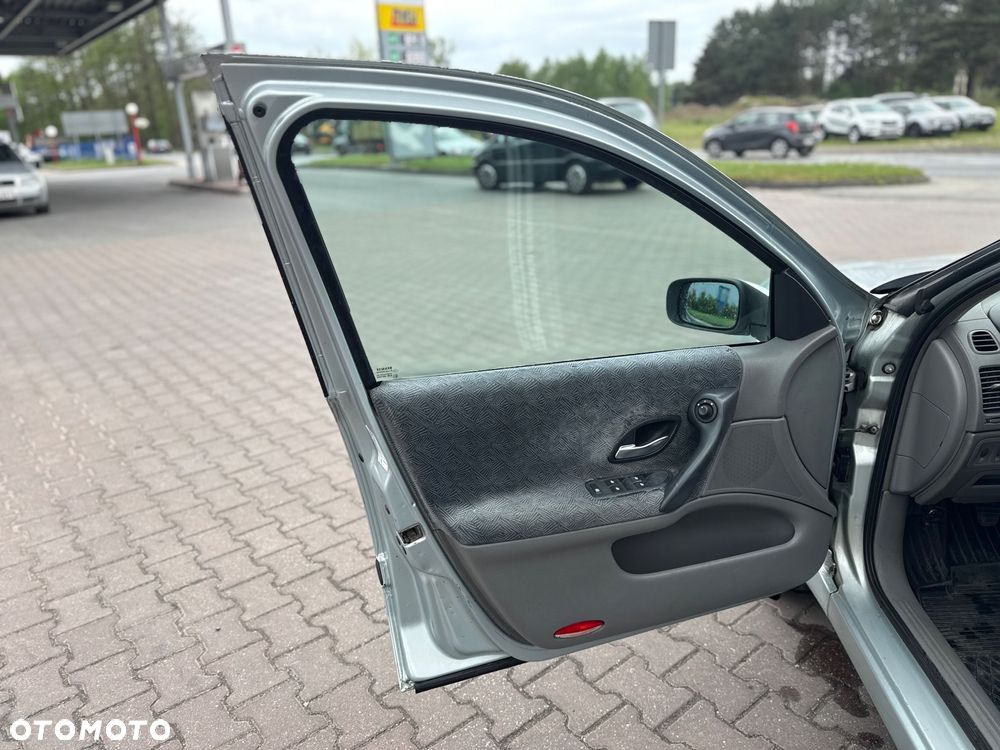 Renault Laguna 1.8 RXE Millenium - 12