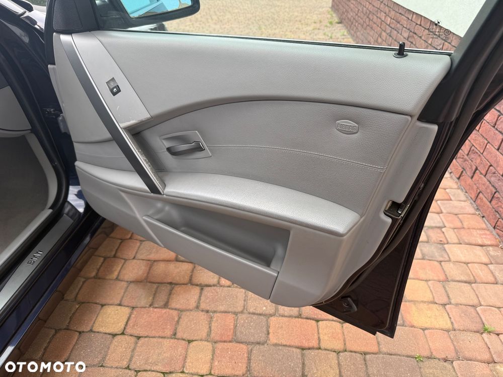 BMW Seria 5 525d - 29