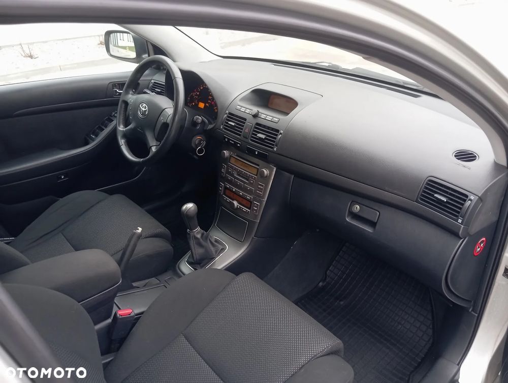 Toyota Avensis - 15
