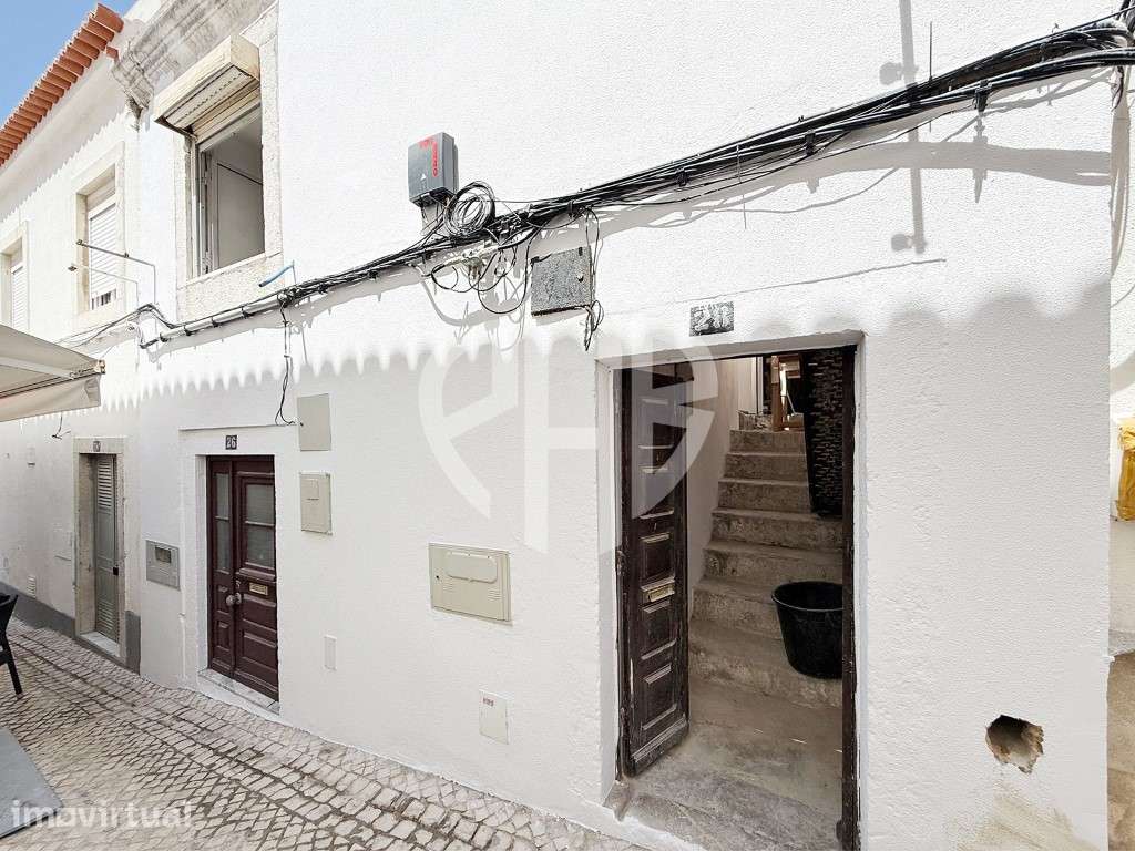 Apartamento T2 Totalmente Remodelado no Centro de Sesimbra | A Pouc... - Grande imagem: 2/13