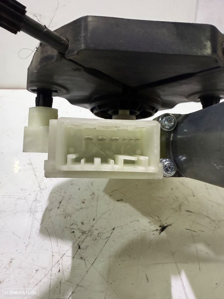 Elevador trás esquerdo Volkswagen Golf VII de 2013 a 2017 | 5G4839461C - 5Q4959811D - C03535103 - A63081111 - BROSE - 3