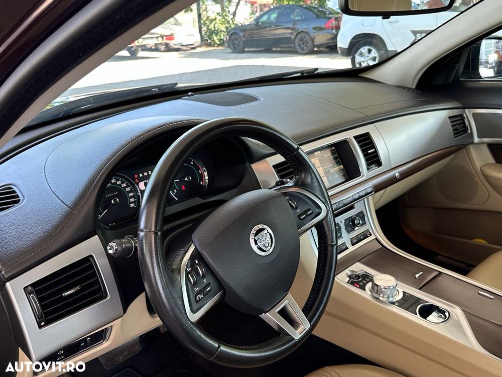 Jaguar XF 2.2D - 10