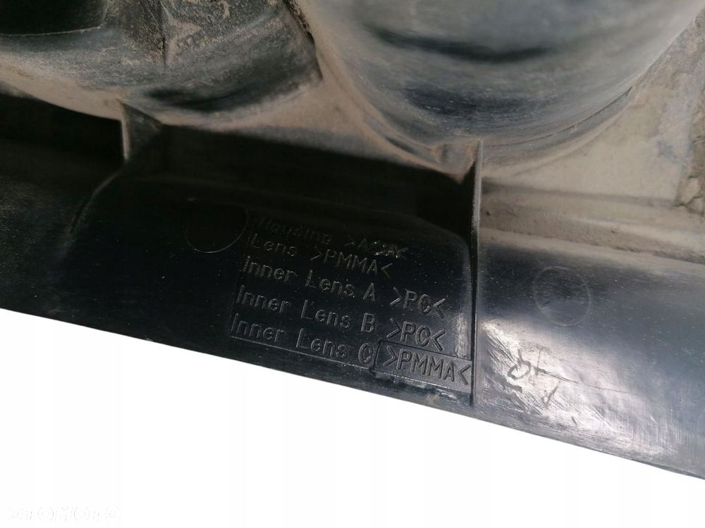 lampa lewa tył kombi toyota avensis t25 2.2 d-cat - 4