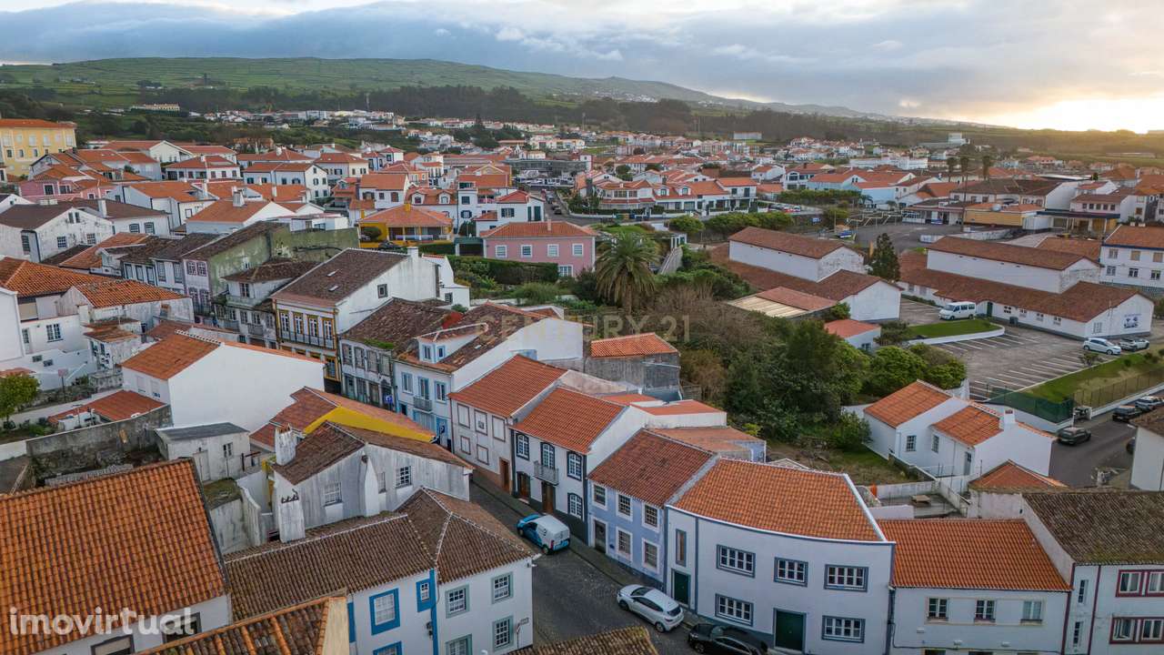 Oportunidade Única: T3 + T2 com Excelente Potencial - Grande imagem: 3/25