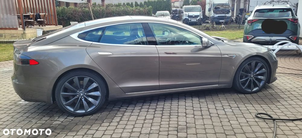 Tesla Model S - 10