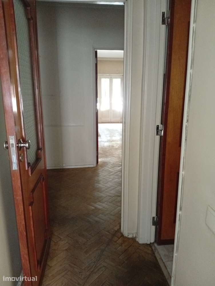 Arrenda-se Apartamento T2 - Estrada de Benfica - Grande imagem: 5/13