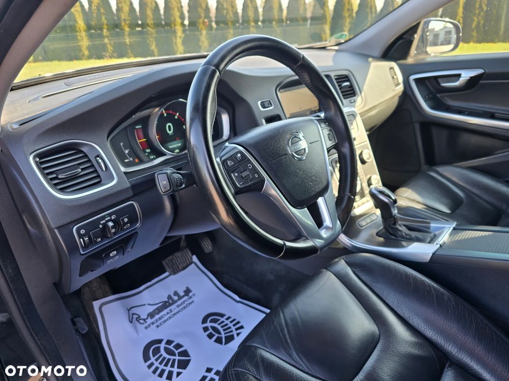 Volvo V60 D6 AWD Plug-in Hybrid R-Design Summum - 16