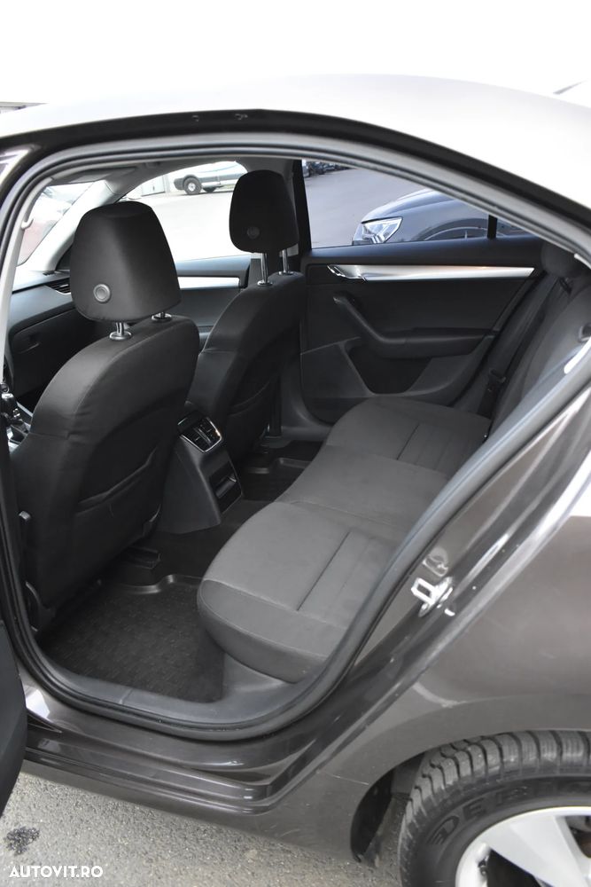 Skoda Octavia 1.6 TDI AMBITION DSG - 23