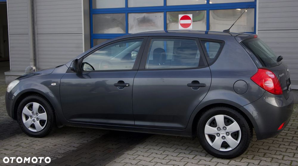 Kia Ceed 2010 photo 3