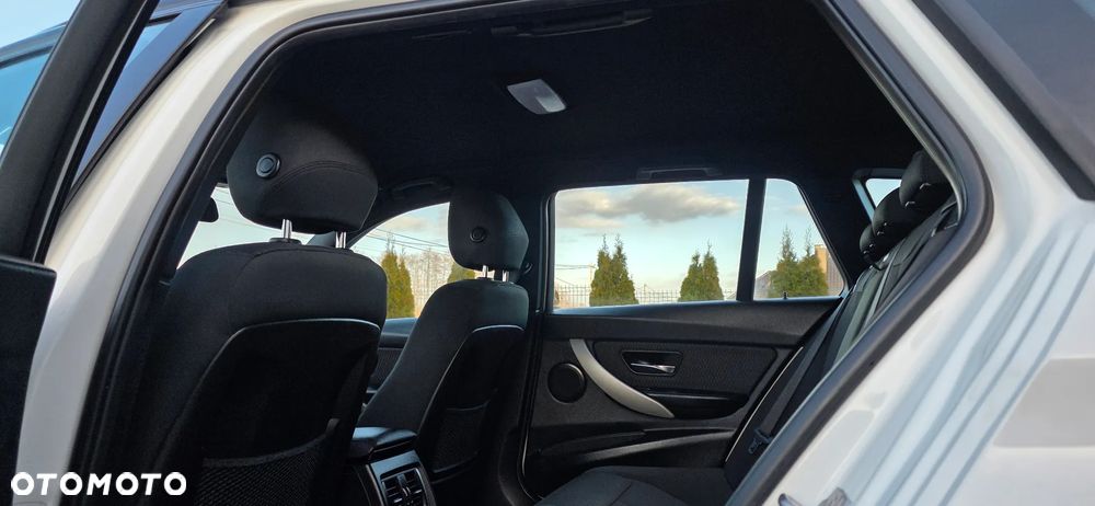 BMW Seria 3 320d xDrive Sport Line - 31