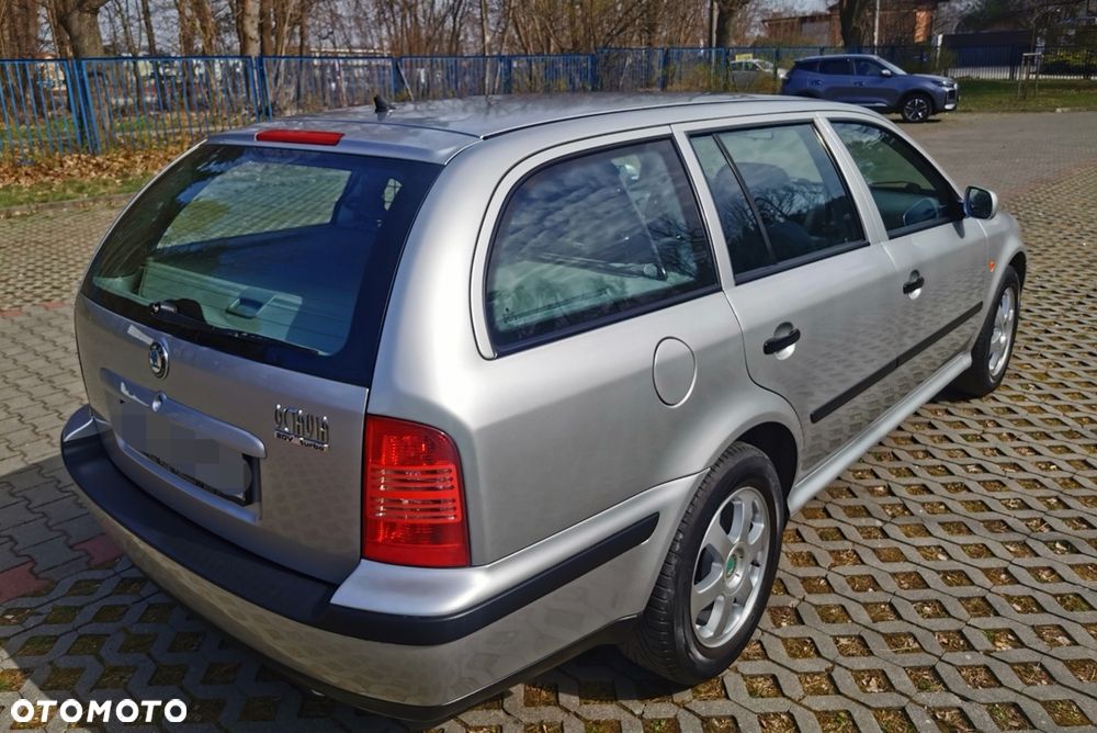 Skoda Octavia 1.8 T Combi Advance - 2