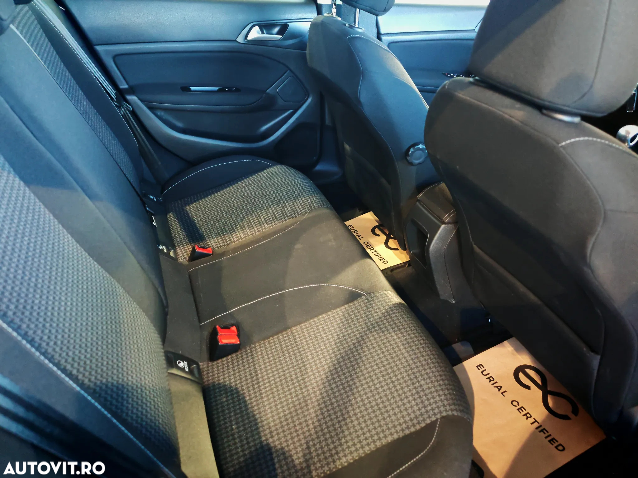 Peugeot 308 1.2 L PureTech Turbo S&S Active - 8
