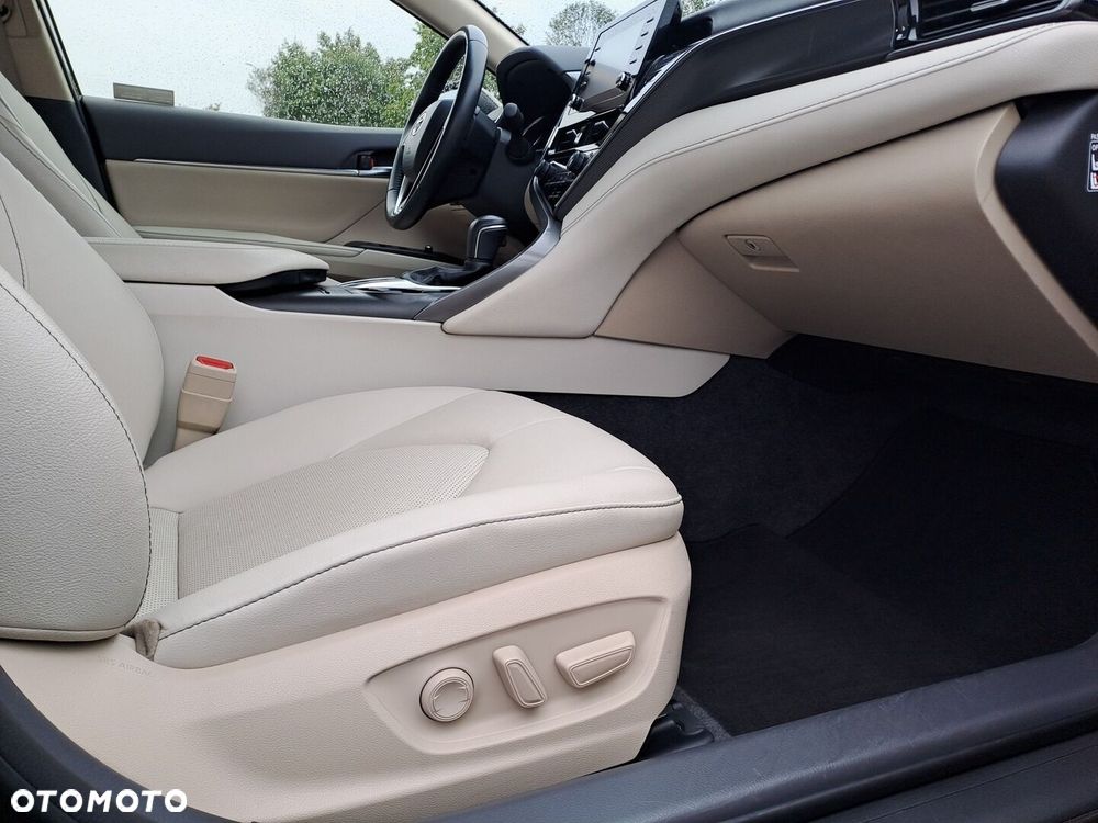 Toyota Camry 2.5 Hybrid Comfort CVT - 28