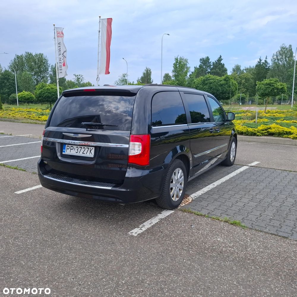 Chrysler Town & Country - 10