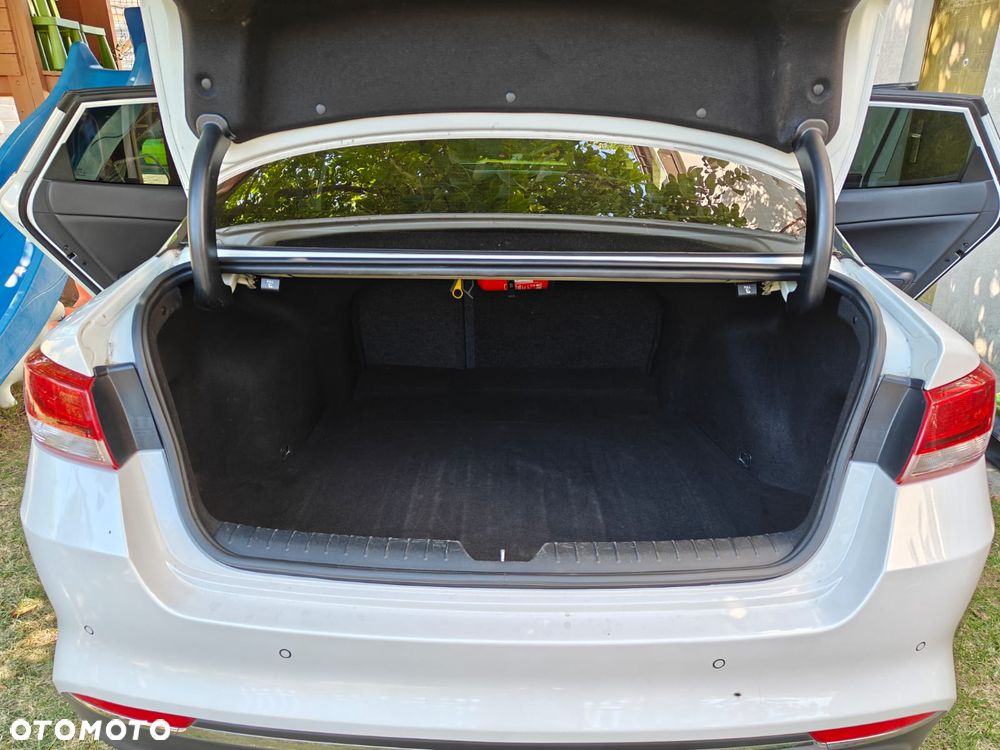 Kia Optima 2.0 L - 2