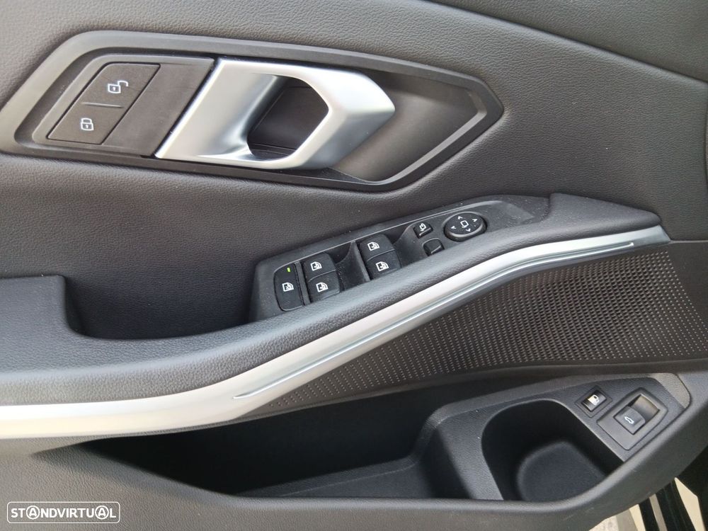 BMW 330 e Pack Desportivo M Auto — fotografia 16