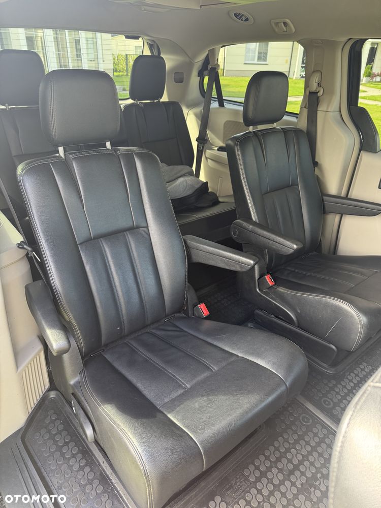 Chrysler Town & Country 3.6 Limited - 29