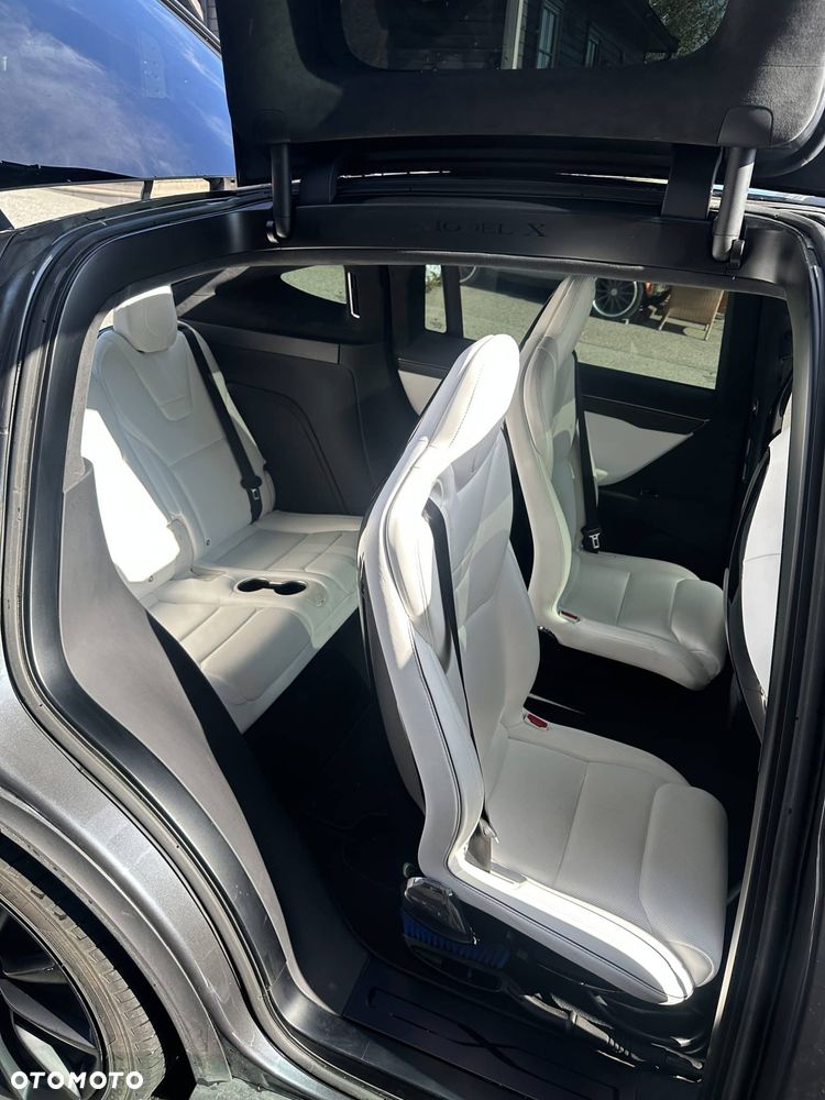 Tesla Model X - 18