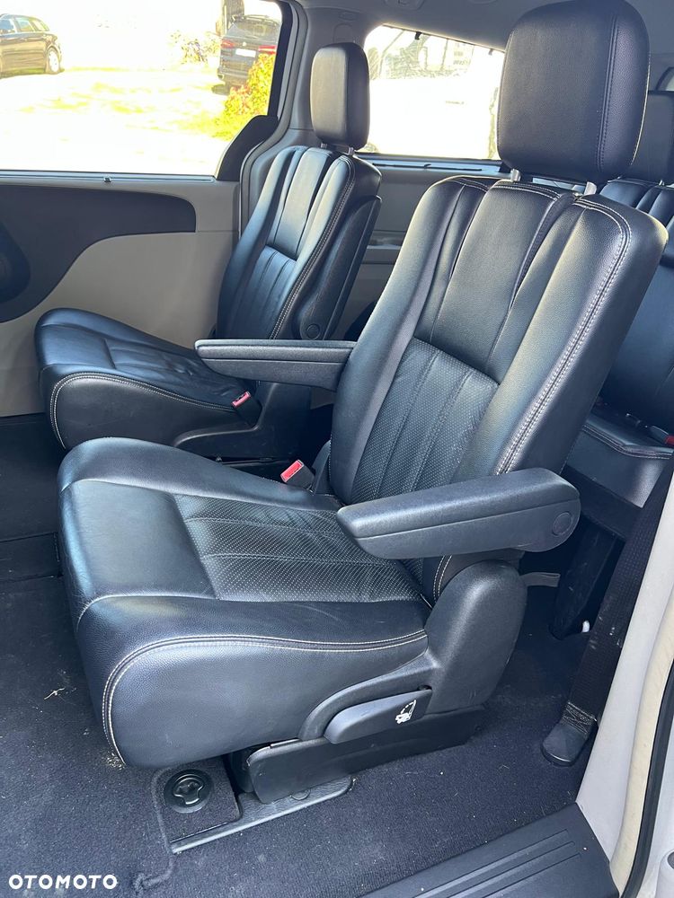 Chrysler Town & Country - 25