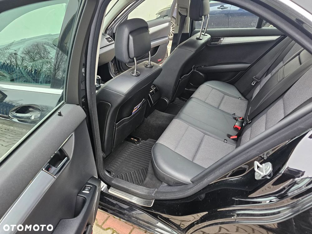 Mercedes-Benz Klasa C 180 CGI BlueEFFICIENCY Avantgarde - 15