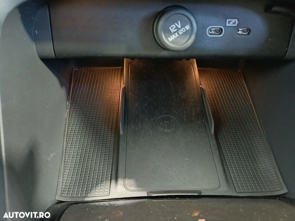 Volvo XC 40 B4 AT8 Mild Hybrid Momentum - 24