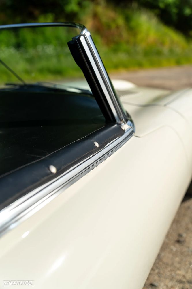 Jaguar E-Type - 32