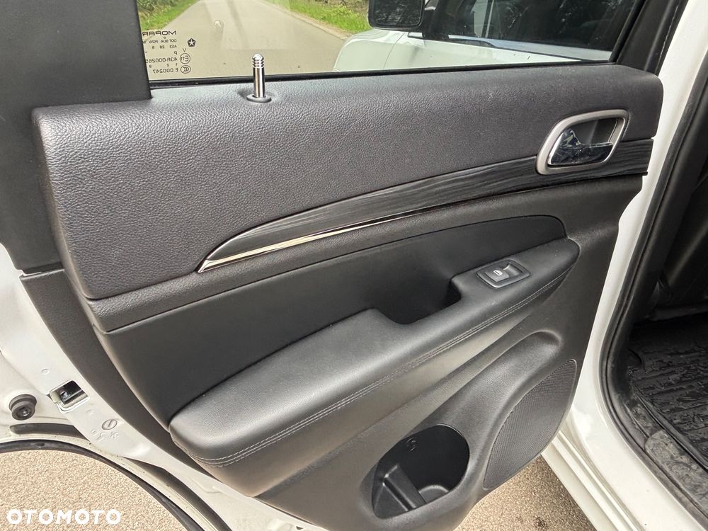Jeep Grand Cherokee - 16