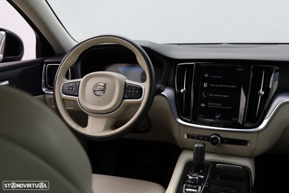 Volvo V60 2.0 T8 AWD TE Momentum Plus - 17