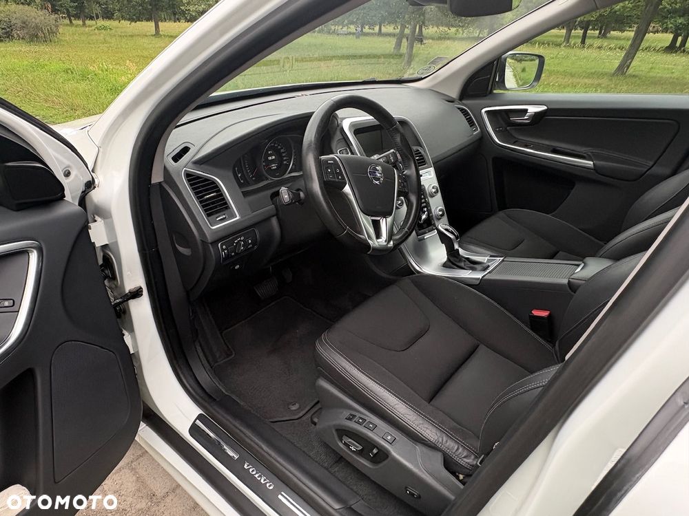 Volvo XC 60 D4 AWD Momentum - 4