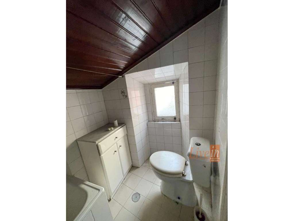 Moradia T1 para Reabilitação em Alcântara - Grande imagem: 2/13