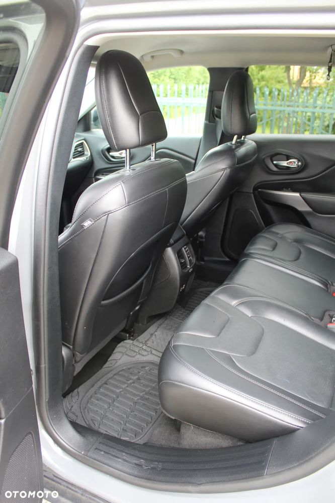 Jeep Cherokee - 16