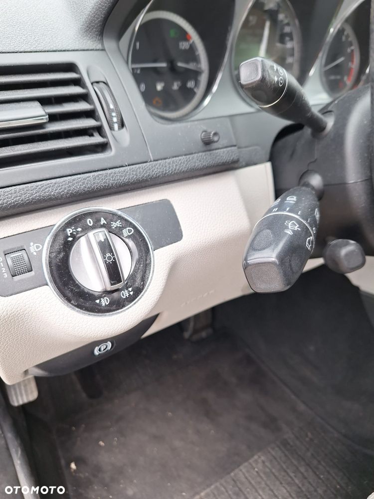 Mercedes-Benz Klasa C 250 CGI BlueEff Elegance - 27