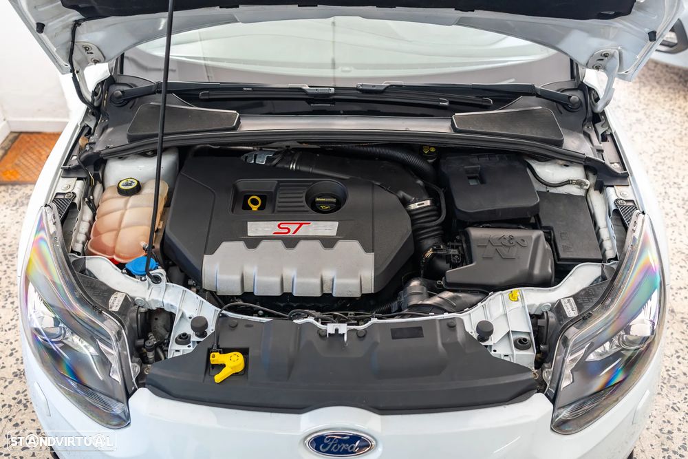Ford Focus 2.0 EcoBoost ST c/ Pack Pele Desportiva - 36
