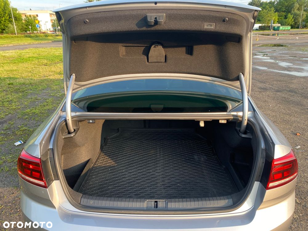 Volkswagen Passat 2.0 TDI SCR Elegance DSG - 24