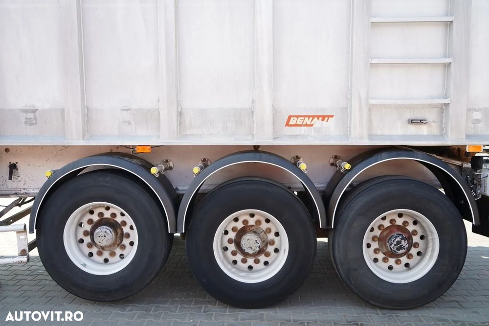 Benalu BENALU / 24 m3 / ALUMINIU / AXĂ RIDICATĂ / GREUTATE: 5.300 KG / PERDĂ ELECTRICĂ / JANTE DIN ALIAJ - 19
