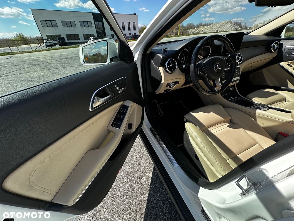 Mercedes-Benz GLA 250 4Matic 7G-DCT - 15