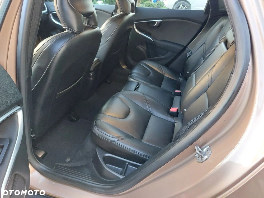 Volvo V40 Cross Country - 14