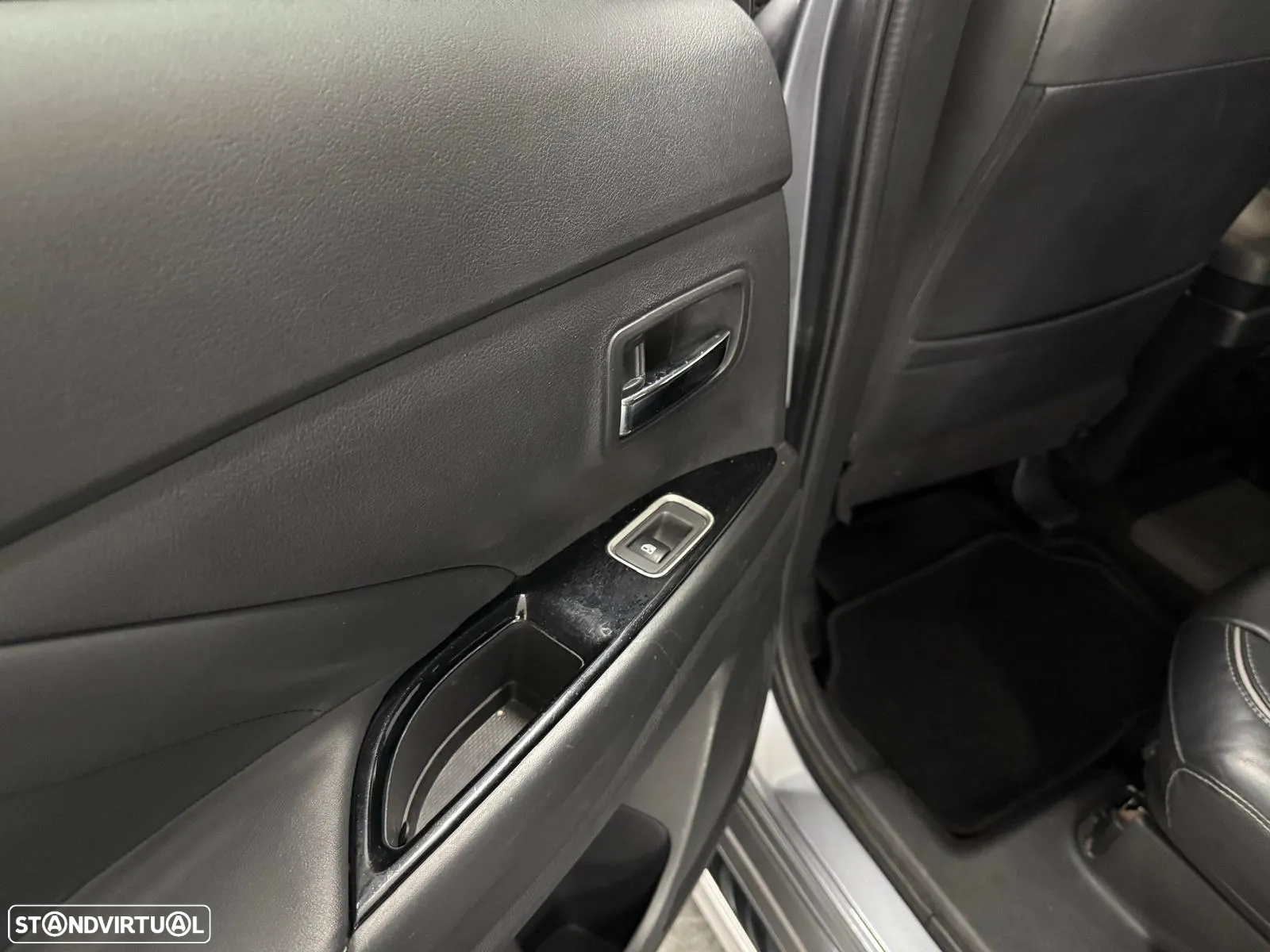 Mitsubishi Outlander 2.0 PHEV Instyle - 23