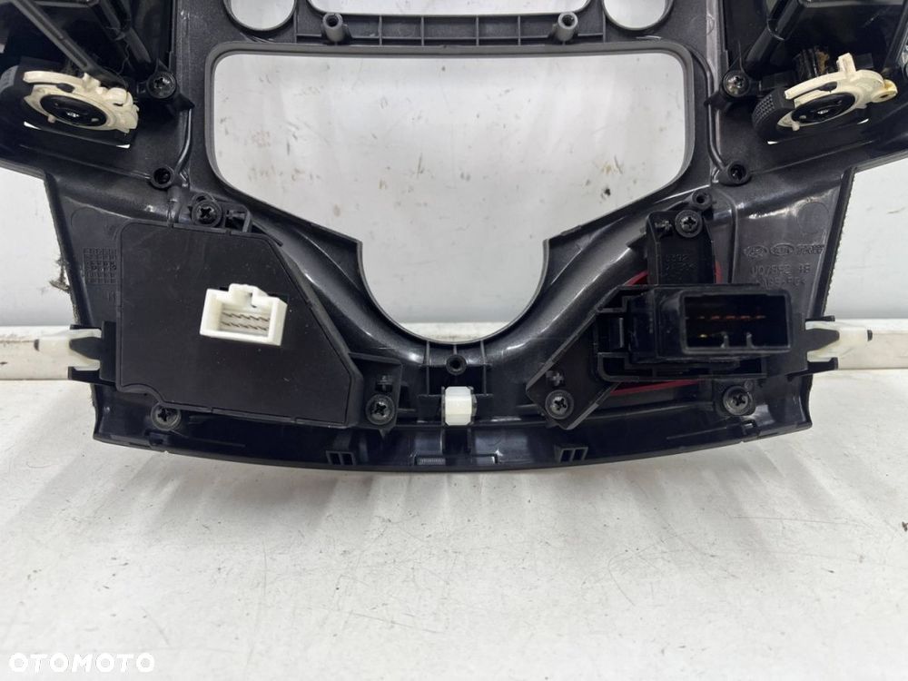 Ramka radia Hyundai i30 I FD 07-12r. Panel konsola środkowa deski klimy dekor kratki nawiewu - 9