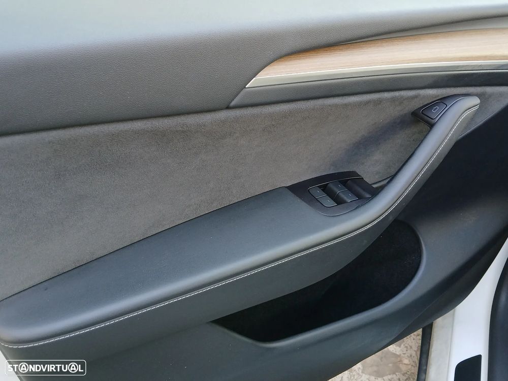 Tesla Model Y Long Range Dual Motor AWD - 27