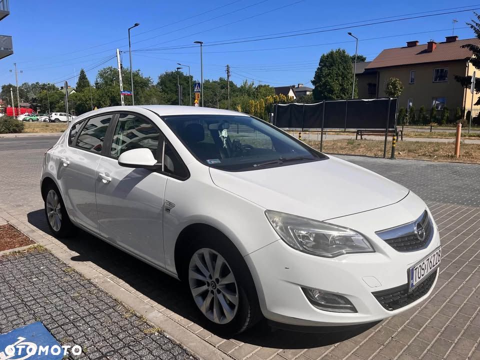 Opel Astra 2012 photo 2