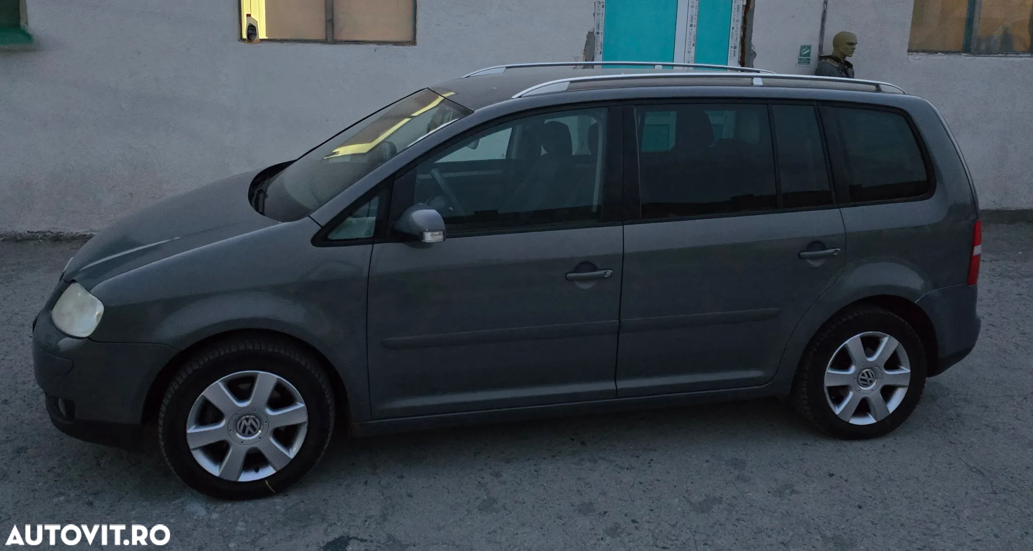 Volkswagen Touran 1.9TDI Highline DSG - 10