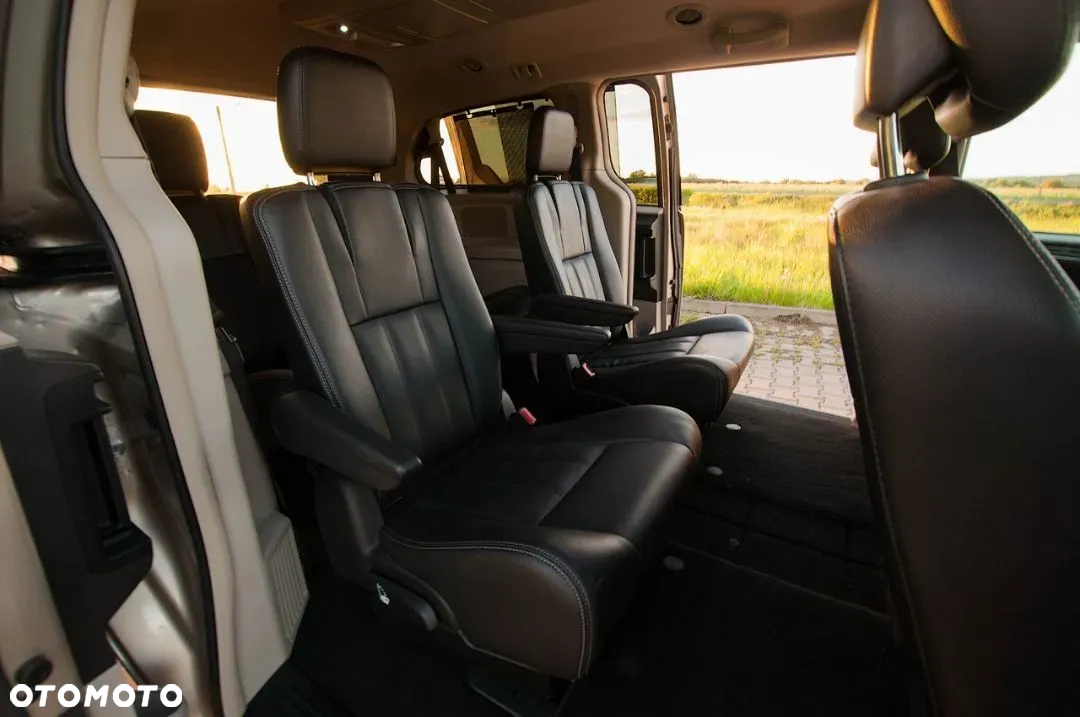 Chrysler Town & Country - 13