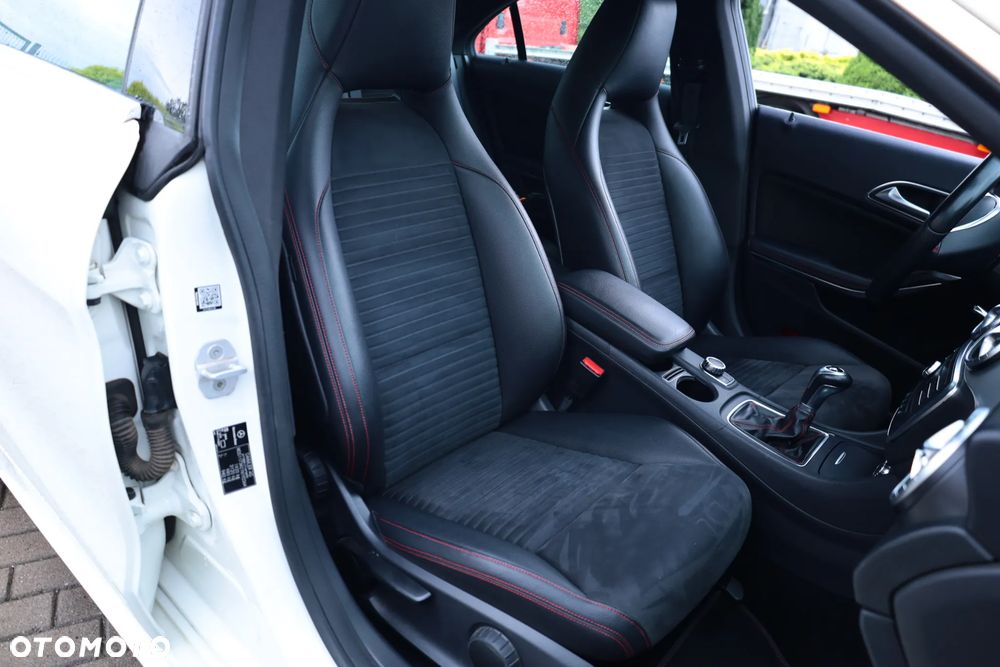 Mercedes-Benz CLA 180 AMG Line - 25